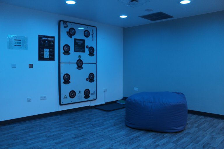 De-escalation space in blue light
